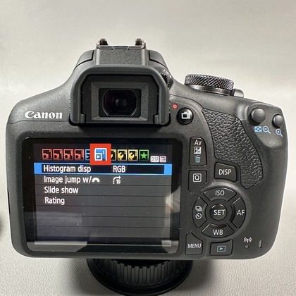 Men&uacute; de la Canon EOS 2000D que muestra la opci&oacute;n de configuraci&oacute;n del histograma