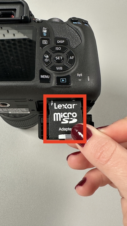 Insertando la tarjeta SD