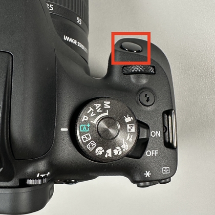 Canon EOS 2000D kullanarak odaklanmak i&ccedil;in deklanş&ouml;r d&uuml;ğmesine yarıya kadar basma