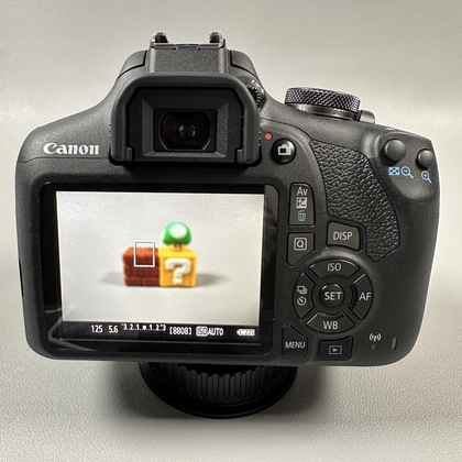Canon EOS 2000D kullanarak fotoğraf &ccedil;ekmek i&ccedil;in deklanş&ouml;r d&uuml;ğmesine basma