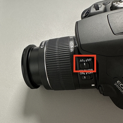 Canon merceğindeki AF MF etiketli odaklama modu d&uuml;ğmesi