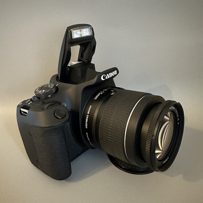 Blitz-Taste an einer Canon Kamera dr&uuml;cken