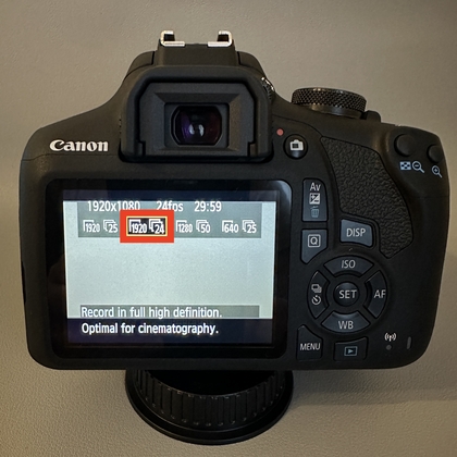 Indstiller billedhastighed til 24 fps p&aring; Canon EOS 2000D