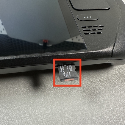 Micro-SD-Karte ins Steam Deck einlegen