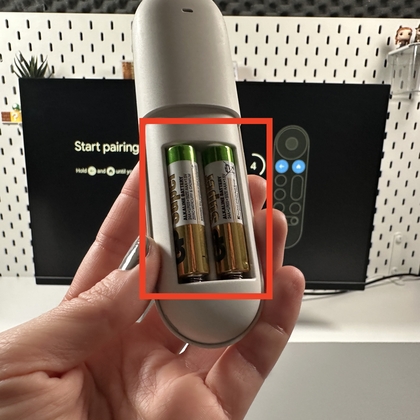 Batterien in die Fernbedienung einlegen