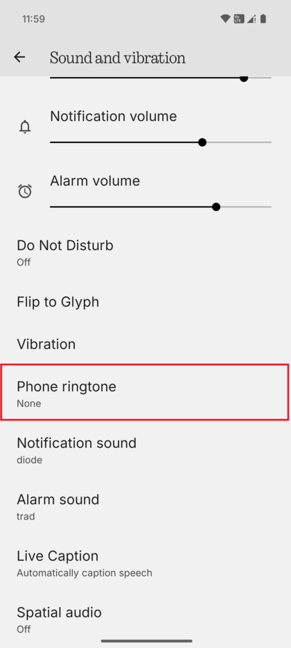 Меню Sound & vibration (З;вук и вибрация) с выделенной опцией 'Phone ringtone' (Мелодия телефона).