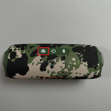 Bot&atilde;o de grupo est&eacute;reo no JBL Flip 7