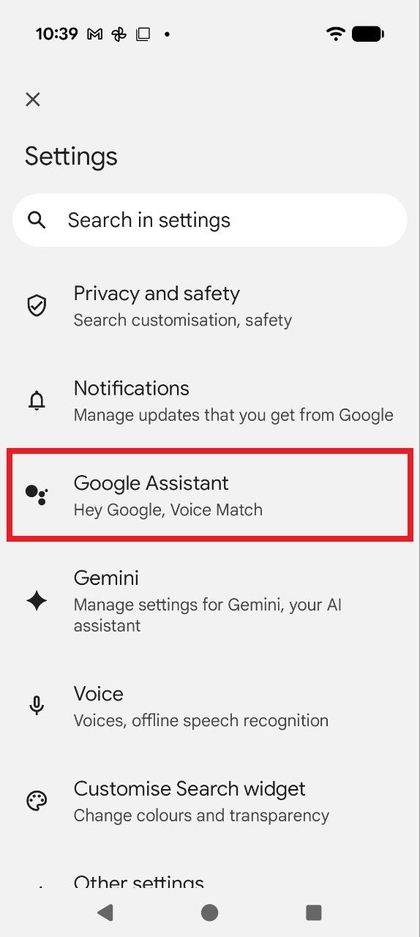 Screenshot del menu Impostazioni di Google che mostra Assistente Google evidenziato.