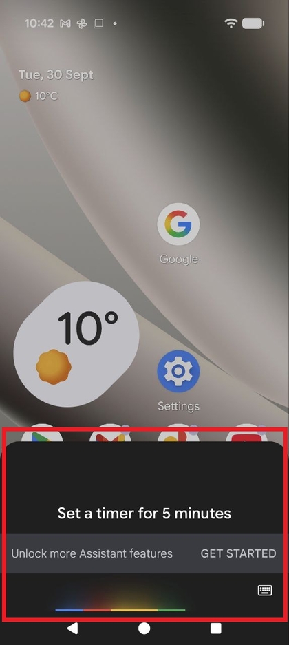 Screenshot della schermata iniziale di Pixel 10 Pro con l'interfaccia dell'Assistente Google visualizzata, che indica l'attivazione riuscita.