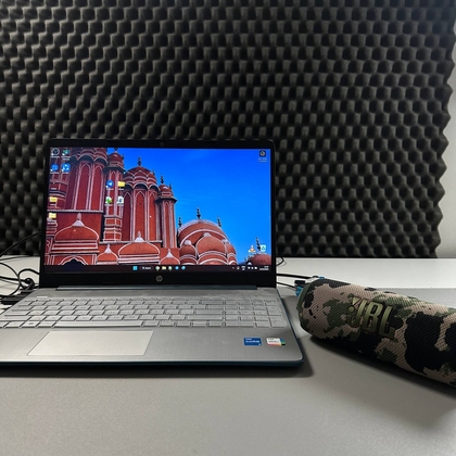 Cabo conectando o JBL Flip 7 a um laptop Windows