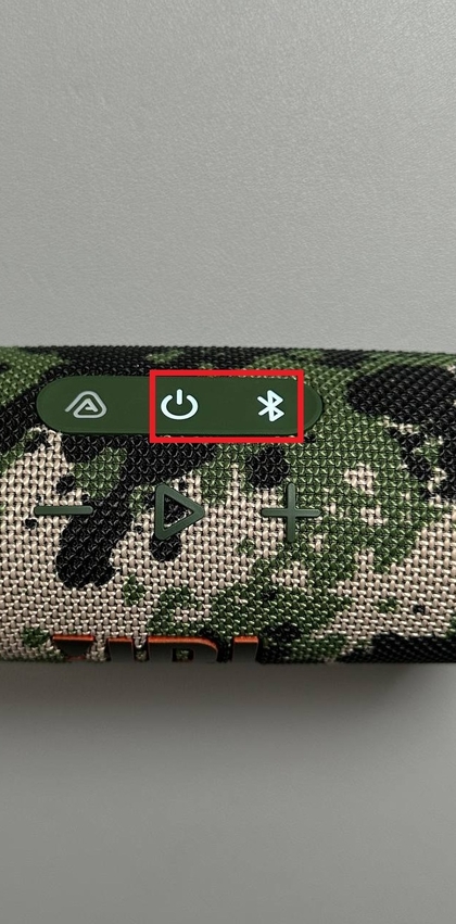 Bot&atilde;o Bluetooth do JBL Flip 7 com a luz indicadora piscando