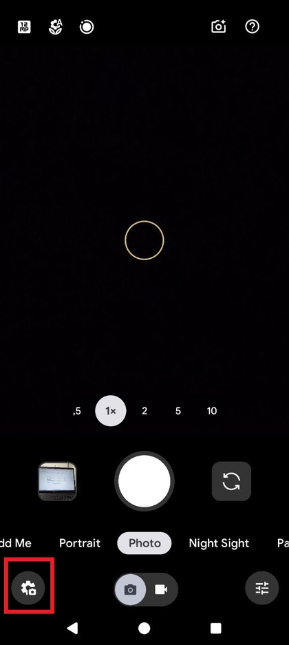Screenshot der Pixel 10 Pro Kamera-App im Fotomodus, der das Einstellungssymbol zum &Ouml;ffnen des Einstellungsfeldes zeigt.