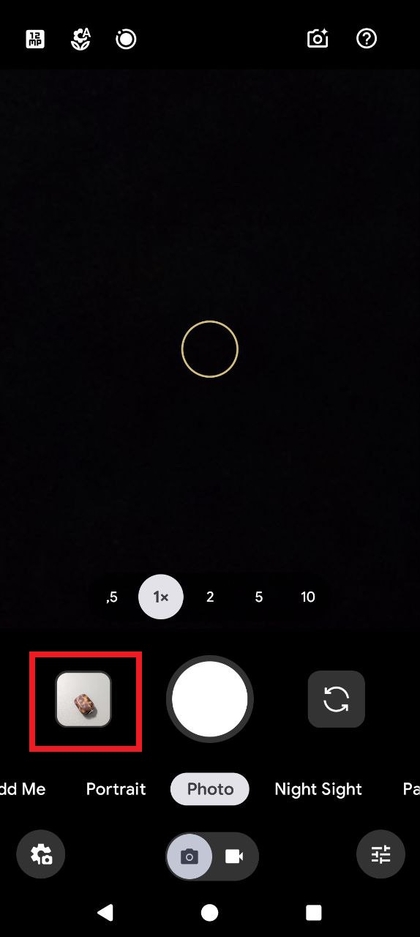 Screenshot der Pixel 10 Pro Kameraoberfl&auml;che, der das Galerie-Vorschausymbol zum Aufrufen der Foto&uuml;bersicht zeigt.