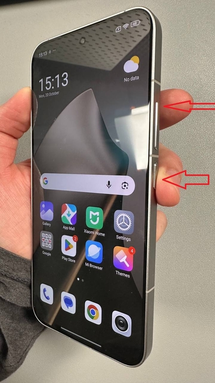 Memegang tombol daya dan volume atas pada Xiaomi 15T