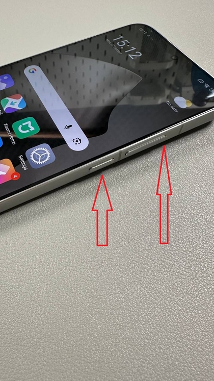 Gambar yang menunjukkan tombol daya dan volume pada Xiaomi 15T