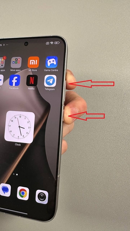 Dita che premono i pulsanti su Xiaomi 15T Pro