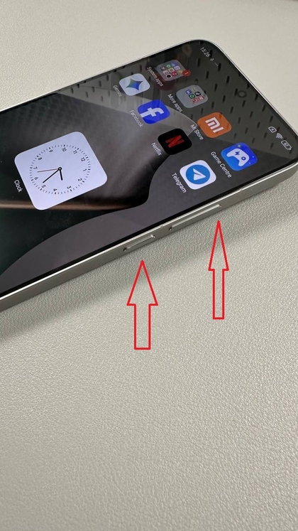 Xiaomi 15T Pro con i pulsanti Volume Su e Power evidenziati
