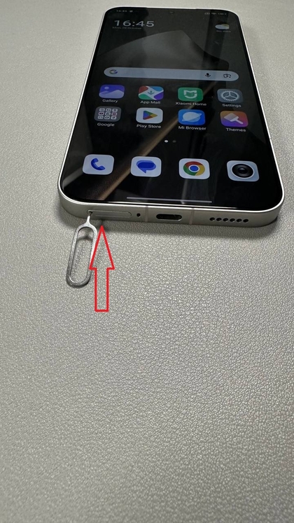 SIM i&scaron;stūmimo įrankio įdėjimas į Xiaomi 15T Pro