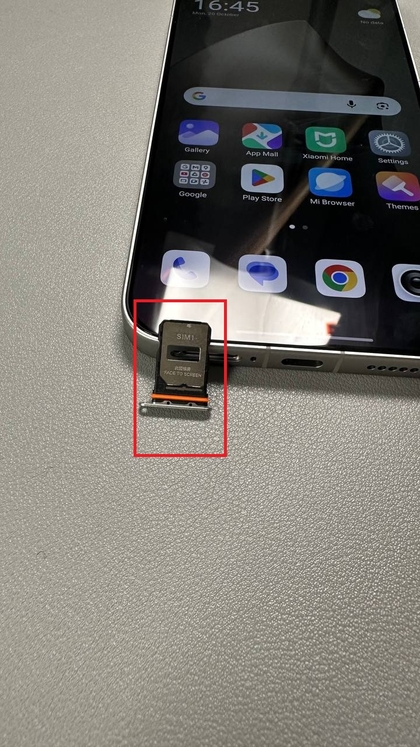 SIM kortelės dėklo i&scaron;ėmimas i&scaron; Xiaomi 15T Pro