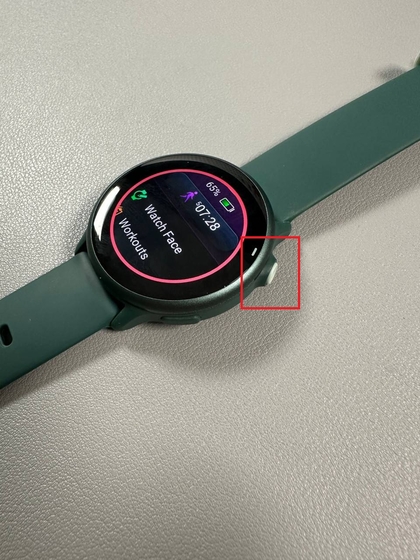 Tekan tombol atas pada Garmin Vivoactive 6 untuk mengakses menu.