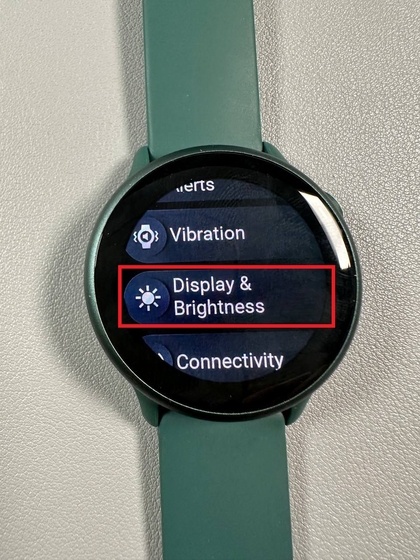 Pilih pengaturan tampilan dan kecerahan.