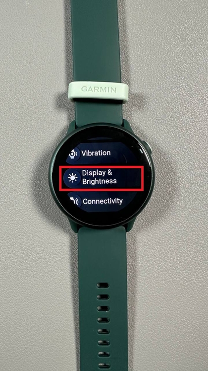 Display- und Helligkeitseinstellungen auf der Garmin Vivoactive 6