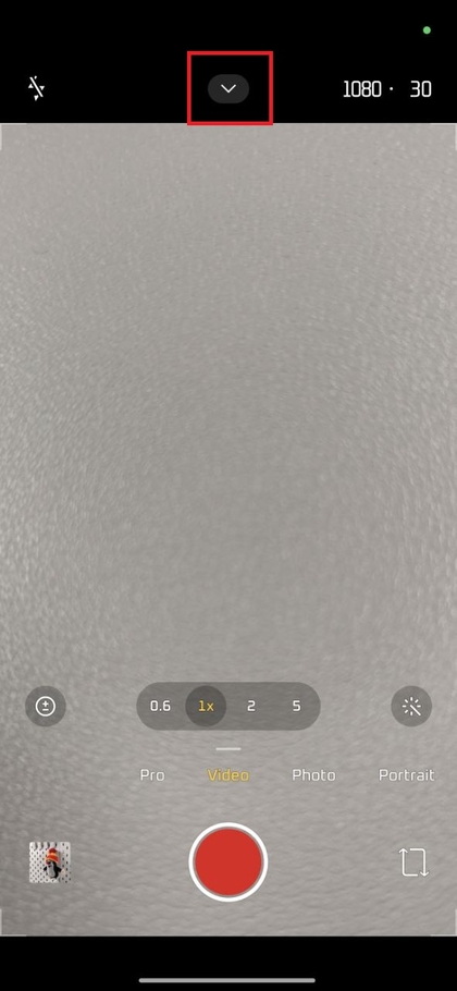 Icona a forma di freccia per accedere alle impostazioni video nell'app Fotocamera di Xiaomi