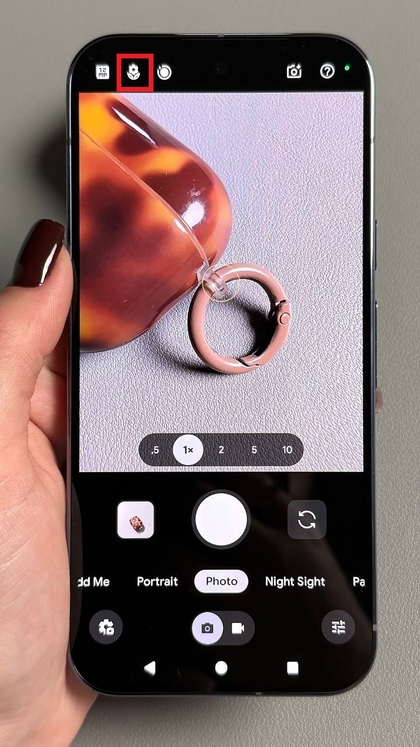 Foto, der viser en h&aring;nd, der holder Pixel 10 Pro lidt trukket tilbage fra et lille motiv for at opretholde et stabilt fokus.