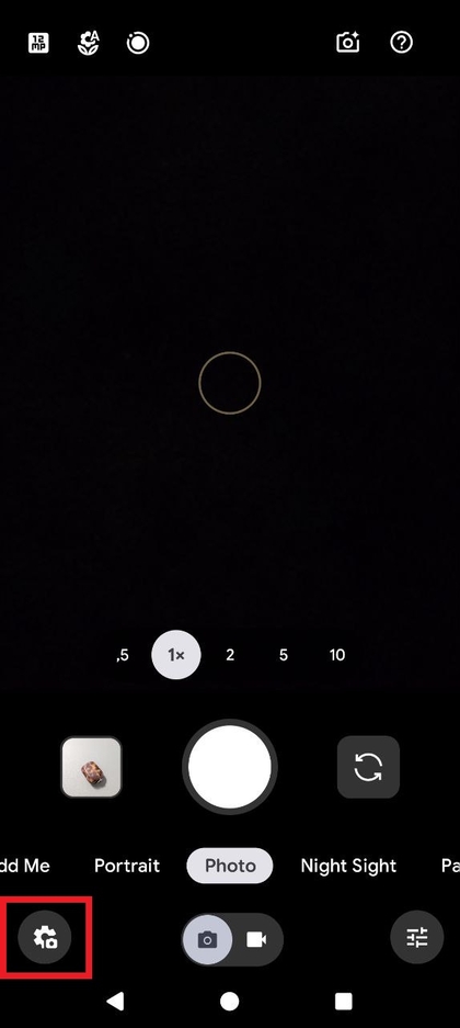 Screenshot af Pixel 10 Pro-kamera-appens hovedsk&aelig;rm med det gearformede ikon Indstillinger (Settings) fremh&aelig;vet i nederste venstre hj&oslash;rne.