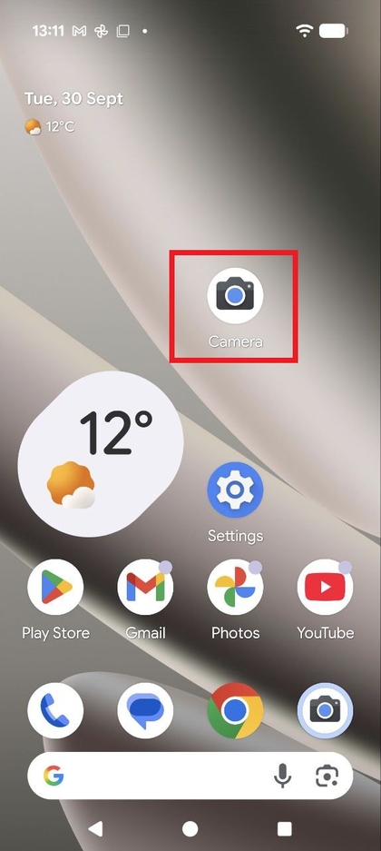 Screenshot af Pixel 10 Pro-startsk&aelig;rmen, der viser ikonet for kamera-appen.