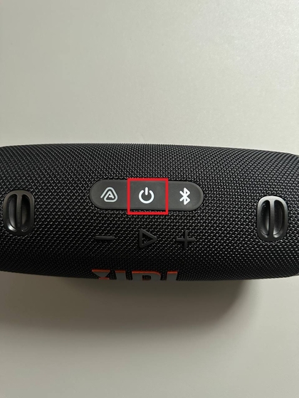 JBL Charge 6 da quvvat tugmasi