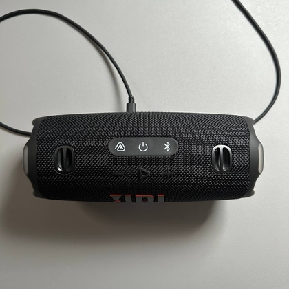 Įkroviklis prijungtas prie JBL Charge 6
