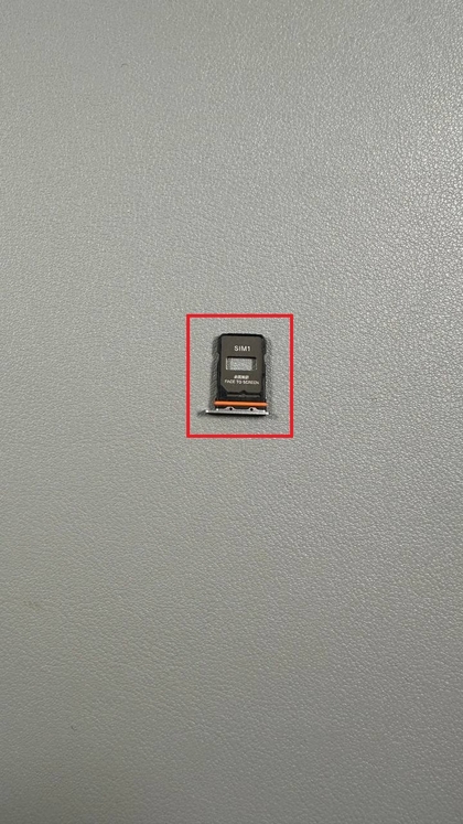 Ge&ouml;ffneter SIM-Kartensteckplatz des Xiaomi 15T Pro
