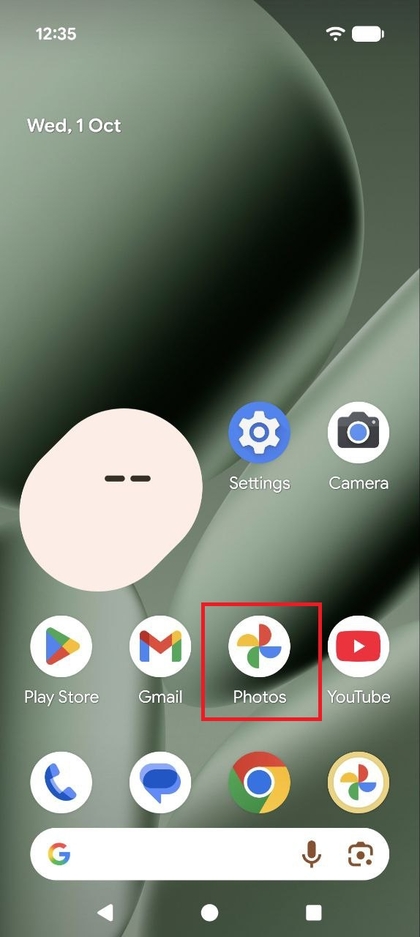 Capture d'&eacute;cran de l'&eacute;cran d'accueil du Pixel 10 Pro montrant l'ic&ocirc;ne multicolore de l'application Google Photos.