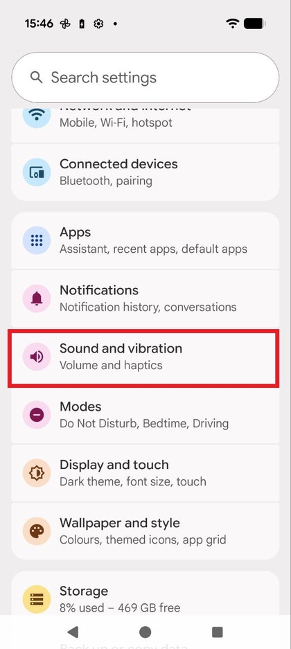Capture d'&eacute;cran du menu Param&egrave;tres du Pixel 10 montrant Son et vibration mis en surbrillance.