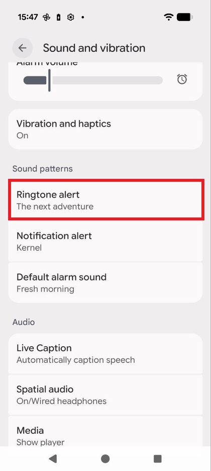 Capture d'&eacute;cran du menu Son et vibration montrant l'option Sonnerie du t&eacute;l&eacute;phone mise en surbrillance.