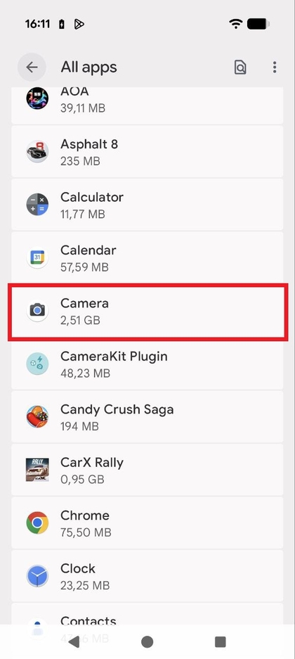 Screenshot dell'elenco completo delle app su Pixel 10 Pro con la voce dell'app Fotocamera evidenziata.