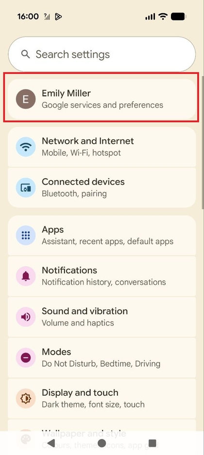 Screenshot van het hoofdmenu Instellingen met het Google-accountprofielgebied gemarkeerd.