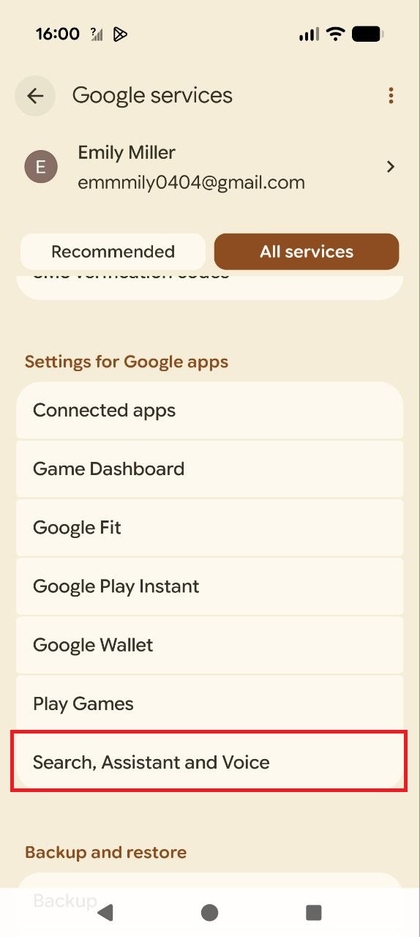Screenshot van de lijst met services met de optie Zoeken, Assistent en spraak gemarkeerd.