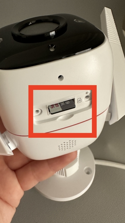 Micro SD-karta Tapo Link C310 uyasiga o'rnatilmoqda