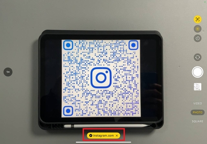 Известие за QR код, показано на iPad