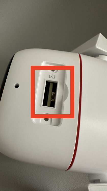 Nulstillingsknap inde i Tapo C310 efter &aring;bning af porten