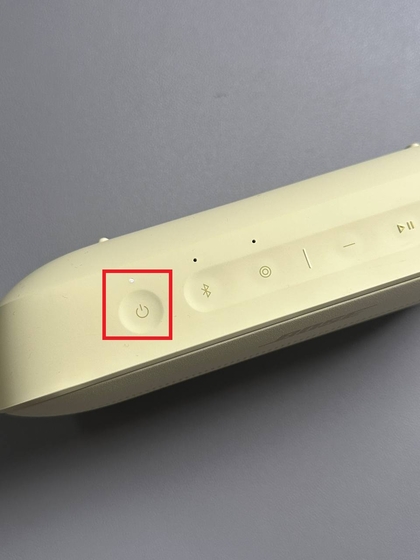 Comprobaci&oacute;n del nivel de bater&iacute;a en el Bose SoundLink Flex II.