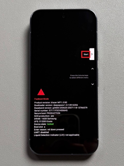 Ekrano nuotrauka, kurioje rodomas Fastboot režimo ekranas su pary&scaron;kinta žalia arba kita spalva parinktimi Pradėti.