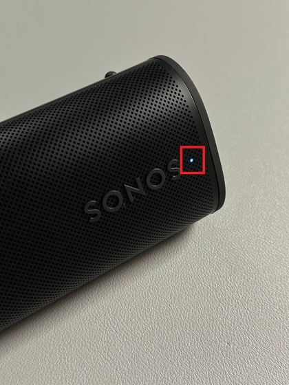 Sonos Roam 2 con luz indicadora azul para el emparejamiento