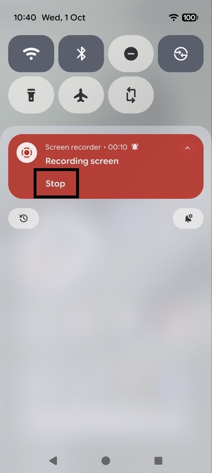 Screenshot van het paneel Snelle instellingen met het rode paneel voor de opnamemelding met de knop Stop gemarkeerd.