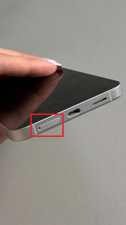 Location of the SIM card tray on the Samsung Galaxy S25 FE