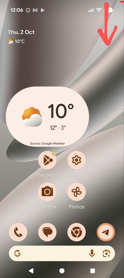&Eacute;cran d'accueil du t&eacute;l&eacute;phone Pixel avec indication du mouvement de glissement vers le bas.