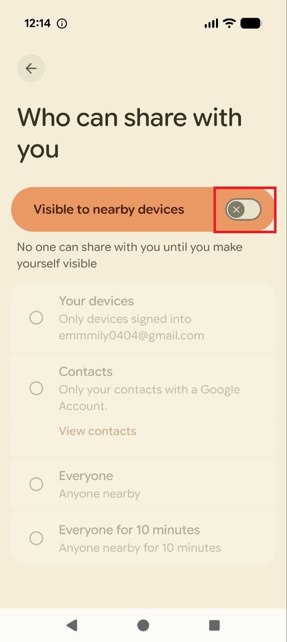 Le menu de visibilit&eacute; de partage avec l'interrupteur 'Visible pour les appareils &agrave; proximit&eacute;' d&eacute;sactiv&eacute;.