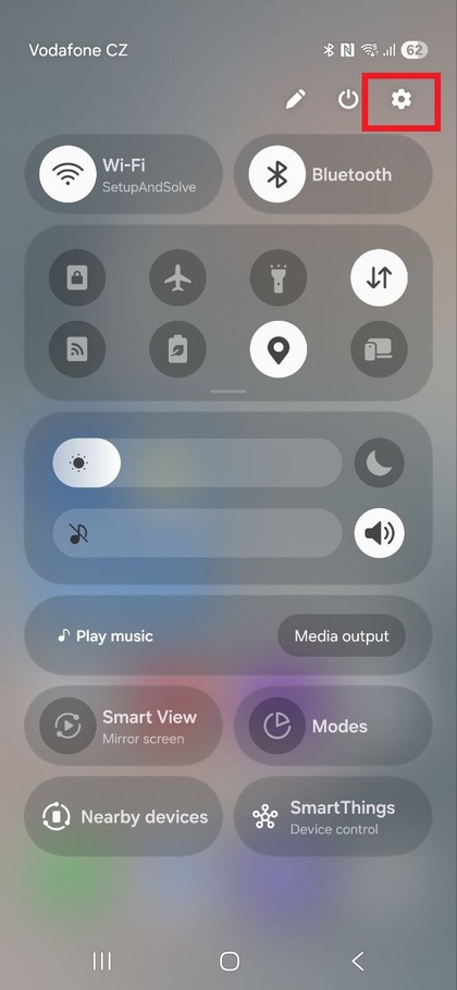 Swiping down and accessing the settings icon on Samsung Galaxy S25 FE